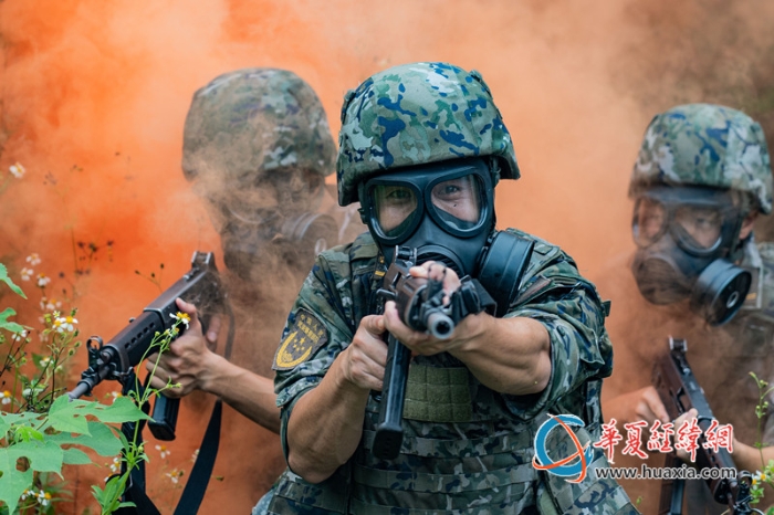 6、模擬染“毒”環(huán)境下，官兵佩戴防毒面具搜索接近目標。施晨洲 攝_副本