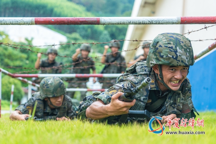 7、武警官兵快速匍匐通過低樁網。農文尖 攝_副本