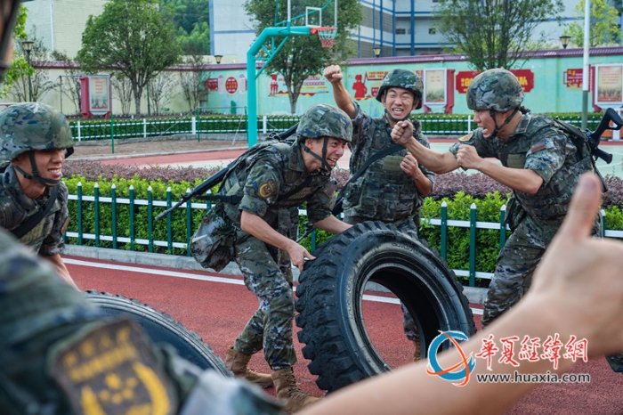 9、利用輪胎開展力量訓練，官兵們奮勇拼搏、士氣高昂。施晨洲 攝_副本