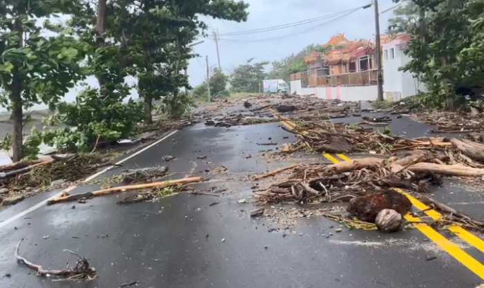 “樺加沙”臺風(fēng)遠(yuǎn)揚，小琉球環(huán)島公路厚石路段堆滿被巨浪打上岸的漂流木