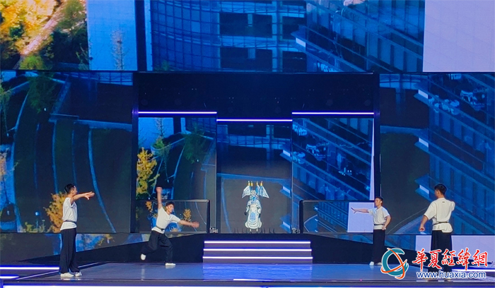 宇樹G1機器人與武生攜手表演《機器人京劇秀》。（攝影：虞鷹）