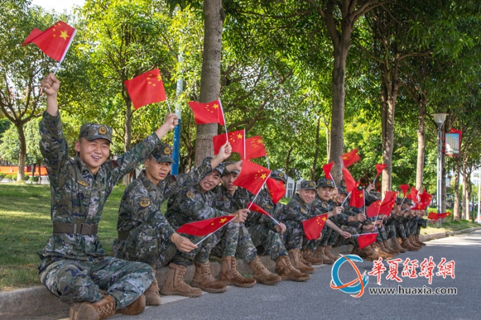 圖4：武警官兵揮舞著國旗為祖國慶生_副本