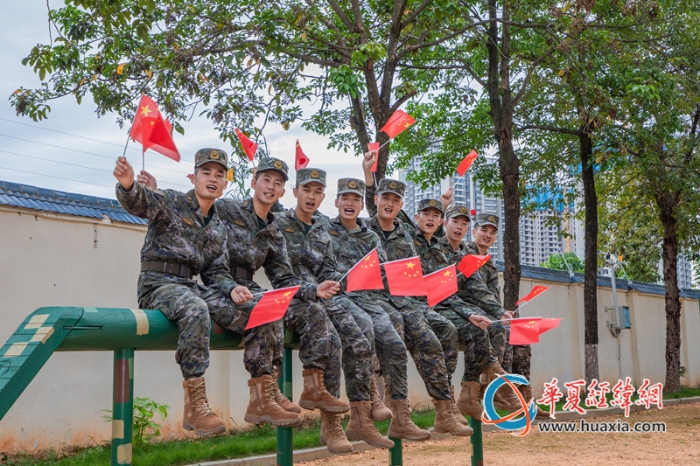 圖5：武警官兵用自己的方式獻(xiàn)禮祖國母親_副本