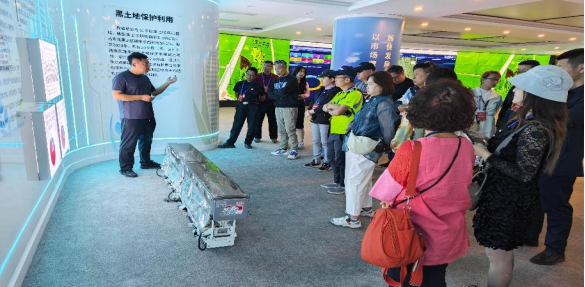 “臺商臺企走進(jìn)龍江”臺灣商界代表人士黑龍江參訪團(tuán)側(cè)記2060