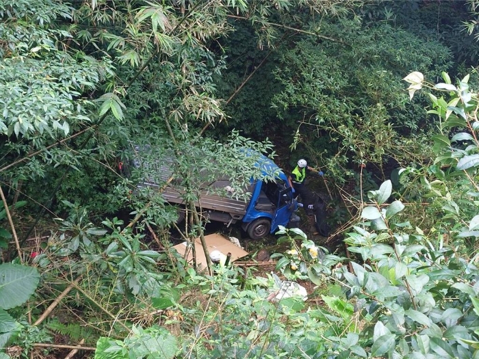 新北市坪林山區(qū)小貨車翻落山坡