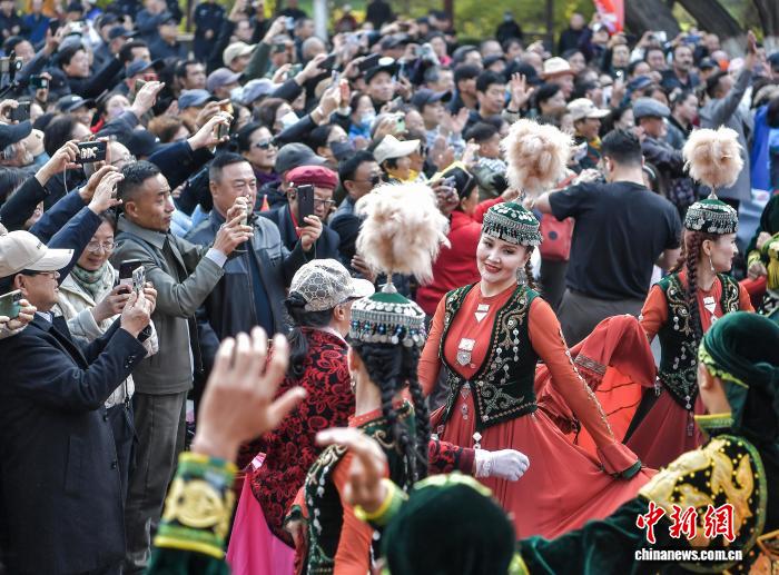 首屆中國(guó)新疆民間藝術(shù)季優(yōu)秀節(jié)目巡演活動(dòng)走進(jìn)烏魯木齊