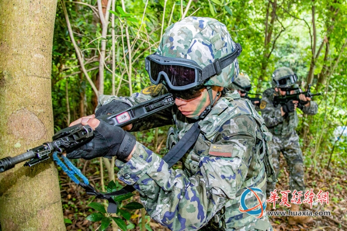 2、2025年10月21日，武警官兵正在進(jìn)行交替掩護(hù)突擊。_副本