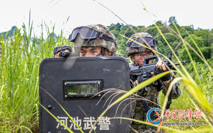 4、2025年10月21日，武警官兵正在進(jìn)行班組搜索。_副本