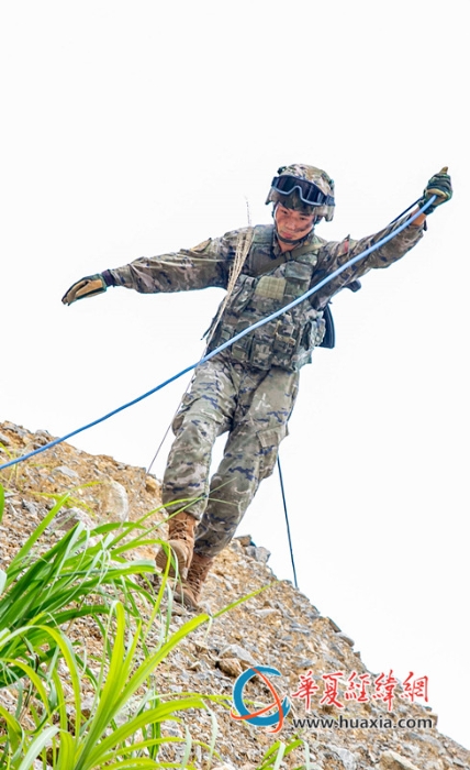 5、2025年10月21日，武警官兵正在追擊目標(biāo)。_副本