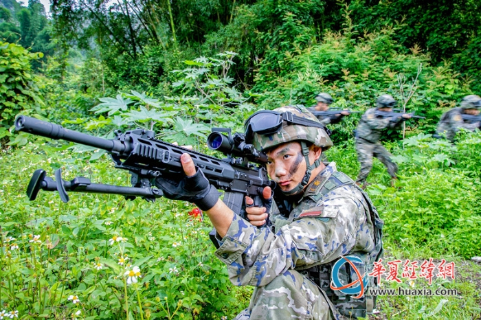 6、2025年10月21日，武警官兵正在進(jìn)行交替掩護(hù)突擊。_副本