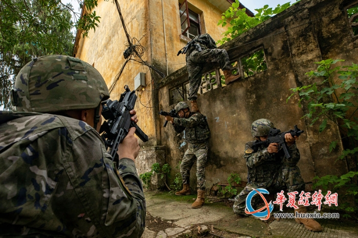 圖1：武警官兵在進(jìn)行攀墻突入房屋_副本