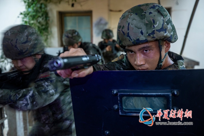 圖3.武警官兵在進(jìn)行小組協(xié)同搜索_副本