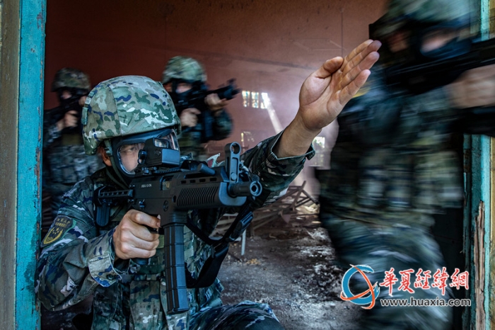 圖4：武警官兵在掩護(hù)隊(duì)友發(fā)起突擊_副本