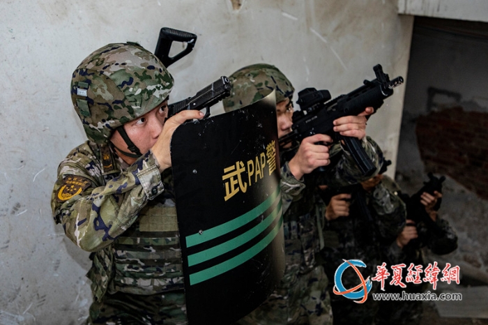 圖5：武警官兵對(duì)樓梯展開(kāi)搜索_副本