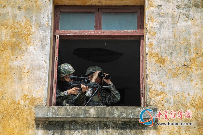 圖6：武警官兵在進(jìn)行精確狙擊_副本