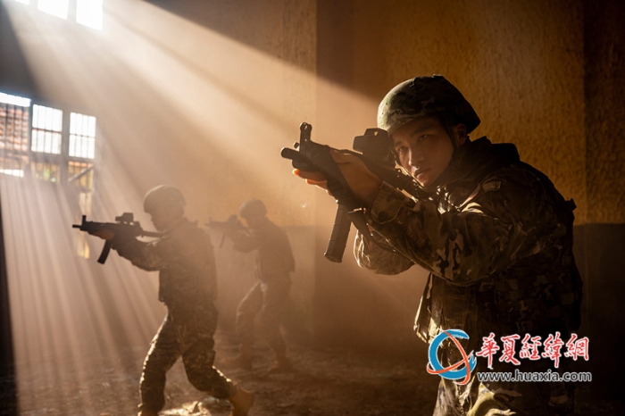 圖7：武警官兵在進(jìn)行交替掩護(hù)搜索_副本