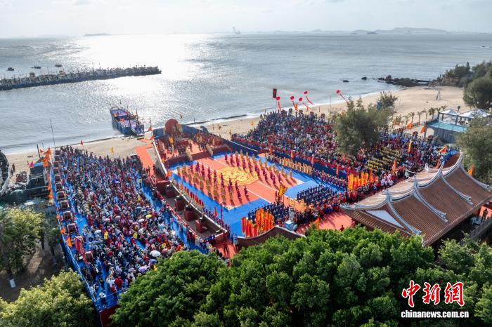福建湄洲島舉行海祭媽祖祈福大典