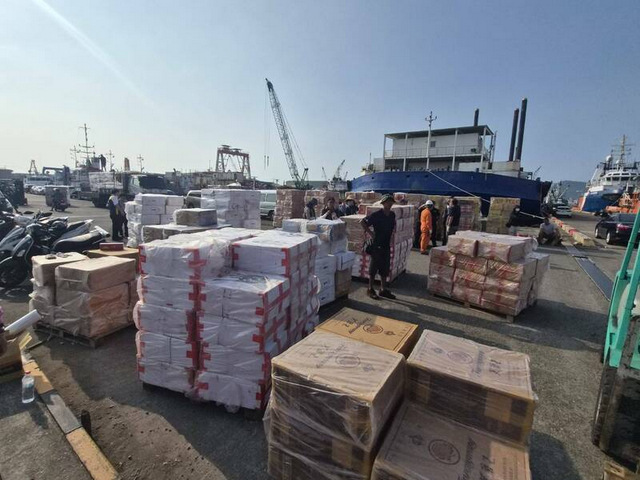 島內(nèi)警方和海巡查獲坦桑尼亞籍雜貨輪走私香煙，另發(fā)現(xiàn)有大量肉品