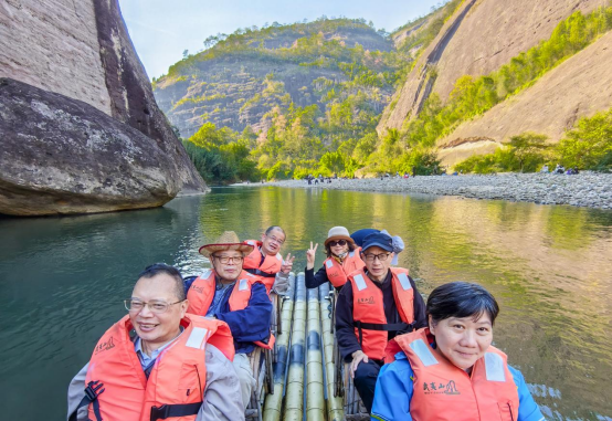 （圖）兩岸文藝工作者交流采風(fēng)暨創(chuàng)作研討會在武夷山市舉行1116429