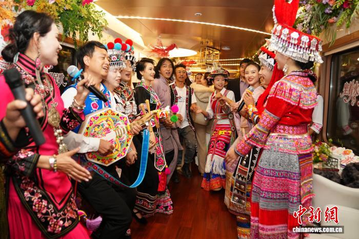 “星光·瀾湄號(hào)”列車上演云南民歌大聯(lián)歡