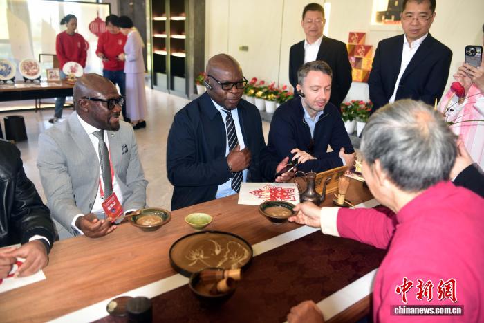 多國駐華使節(jié)武夷論茶 沉浸式體驗傳統(tǒng)茶文化