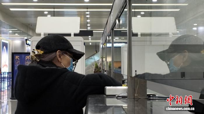 圖：20日中午，記者在上海浦東國(guó)際機(jī)場(chǎng)口岸T2航站樓出入境辦證窗口看到，已有當(dāng)日未持有效來往大陸出入境證件的臺(tái)胞抵達(dá)口岸后前來辦理一次有效臺(tái)灣居民來往大陸通行證。(李秋瑩 攝)