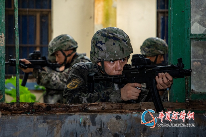 圖2.武警官兵在密切協(xié)同隱蔽接近_副本
