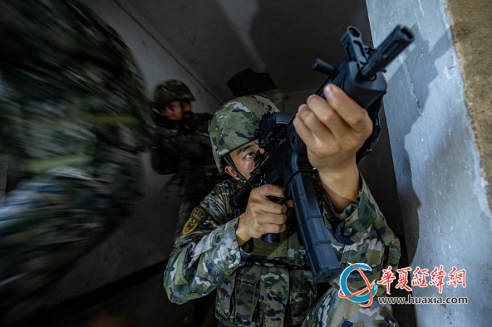 圖5.武警官兵在掩護(hù)隊(duì)友追擊_副本