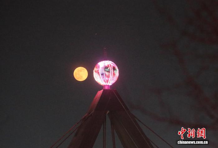 2026年首個“超級月亮”現(xiàn)身青海西寧夜空