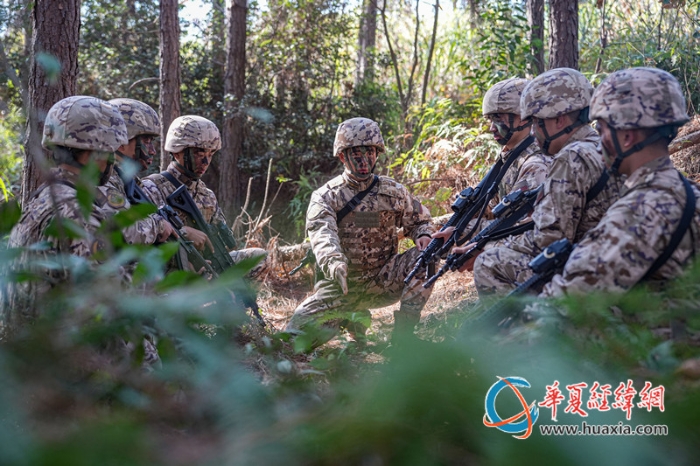 1圖為指揮員進行任務部署。  涂創(chuàng) 攝_副本