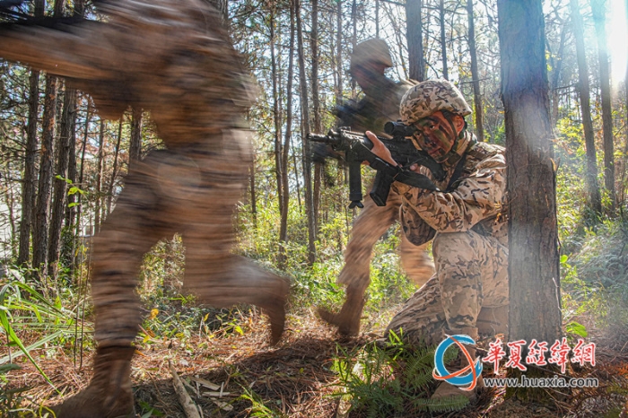 2圖為突擊小組快速出動。  涂創(chuàng) 攝_副本