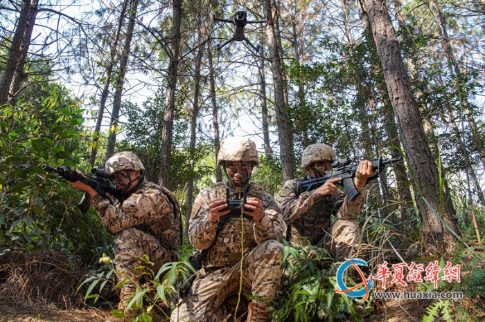 3圖為偵察員利用無人機進行現(xiàn)地偵察。  涂創(chuàng) 攝_副本