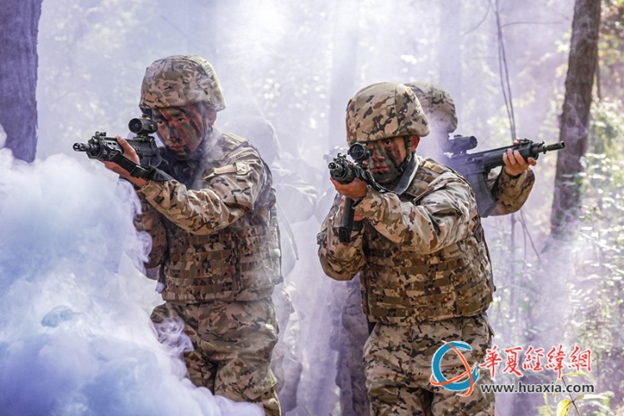 4圖為官兵交替掩護搜索目標。  涂創(chuàng) 攝_副本