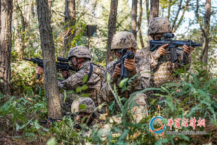 6圖為密切配合搜索目標。  寇樹玉 攝_副本