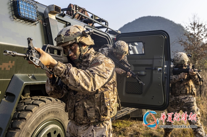 1、近日，武警廣西總隊(duì)桂林支隊(duì)組織開(kāi)展冬季實(shí)戰(zhàn)化訓(xùn)練，圖為官兵們抵達(dá)任務(wù)地域后，迅速展開(kāi)警戒。張辰飛 攝_副本