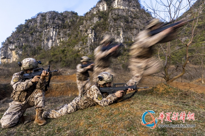 2、近日，武警廣西總隊(duì)桂林支隊(duì)組織開(kāi)展冬季實(shí)戰(zhàn)化訓(xùn)練，圖為官兵們交替掩護(hù)快速躍進(jìn)。張辰飛 攝_副本
