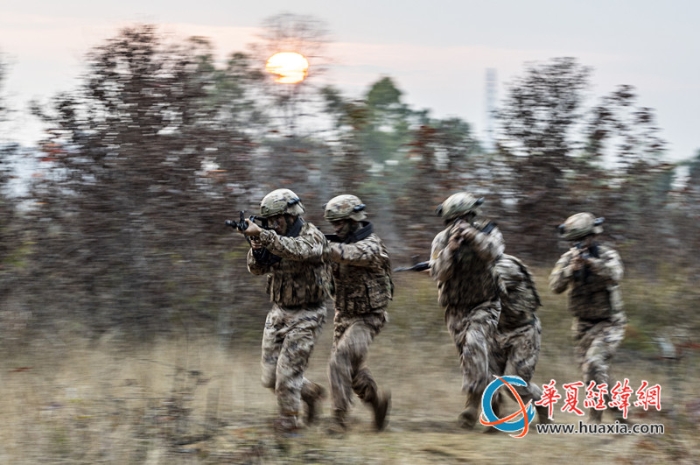 3、近日，武警廣西總隊(duì)桂林支隊(duì)組織開(kāi)展冬季實(shí)戰(zhàn)化訓(xùn)練，圖為官兵們呈戰(zhàn)術(shù)隊(duì)形快速推進(jìn)。張辰飛 攝_副本