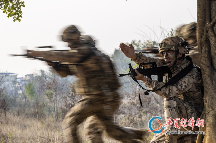 4、近日，武警廣西總隊(duì)桂林支隊(duì)組織開(kāi)展冬季實(shí)戰(zhàn)化訓(xùn)練，圖為官兵們快速突進(jìn)。張辰飛 攝_副本