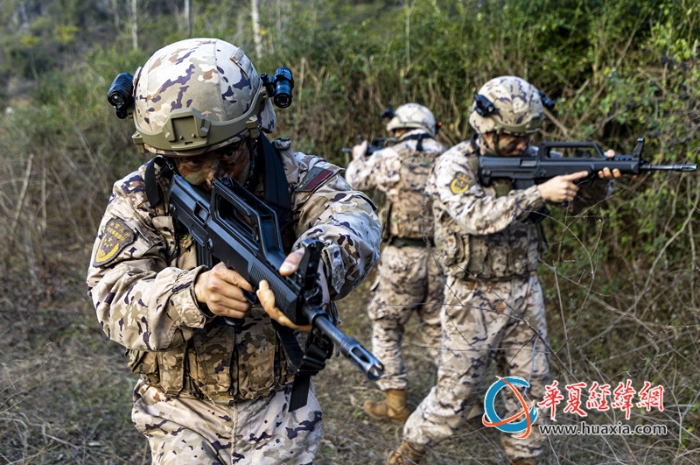 6、近日，武警廣西總隊(duì)桂林支隊(duì)組織開(kāi)展冬季實(shí)戰(zhàn)化訓(xùn)練，圖為官兵們對(duì)陌生地域開(kāi)展搜索。張辰飛 攝_副本