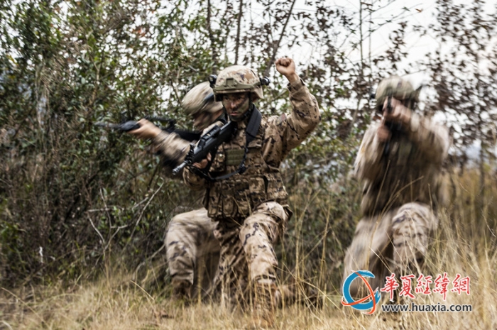 7、近日，武警廣西總隊(duì)桂林支隊(duì)組織開(kāi)展冬季實(shí)戰(zhàn)化訓(xùn)練，圖為官兵們發(fā)出戰(zhàn)術(shù)信號(hào)。張辰飛 攝_副本