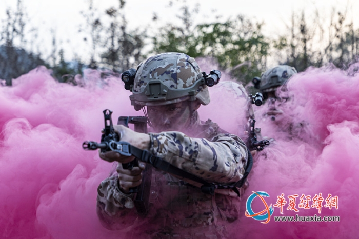 8、近日，武警廣西總隊(duì)桂林支隊(duì)組織開(kāi)展冬季實(shí)戰(zhàn)化訓(xùn)練，圖為官兵在煙霧掩護(hù)下呈戰(zhàn)斗隊(duì)形快速推進(jìn)。張辰飛 攝_副本