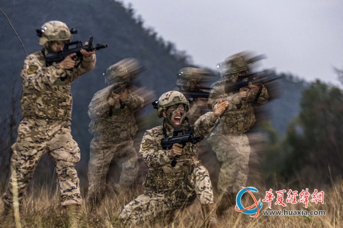 9、近日，武警廣西總隊(duì)桂林支隊(duì)組織開(kāi)展冬季實(shí)戰(zhàn)化訓(xùn)練，圖為官兵進(jìn)行突進(jìn)。張辰飛 攝_副本