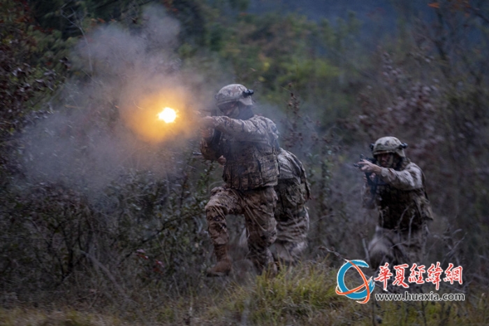 10、近日，武警廣西總隊(duì)桂林支隊(duì)組織開(kāi)展冬季實(shí)戰(zhàn)化訓(xùn)練，圖為官兵在復(fù)雜地形下開(kāi)展射擊。張辰飛 攝_副本