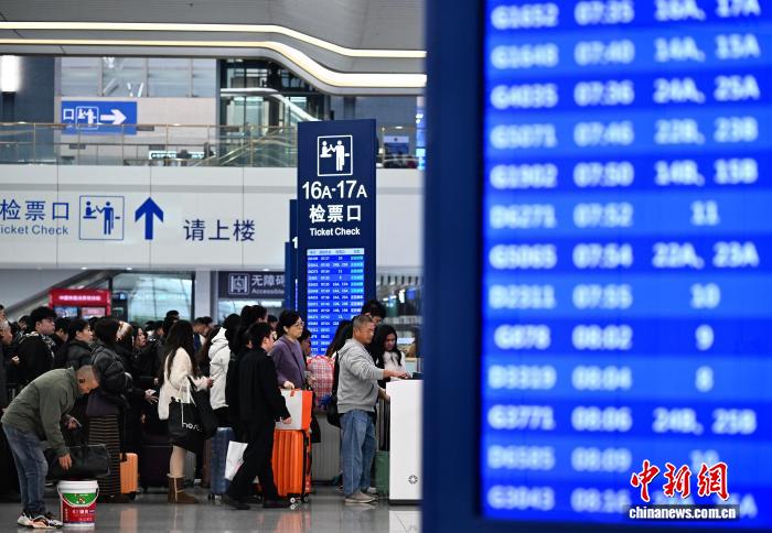 （新春見聞）鐵路迎來節(jié)前客流高峰