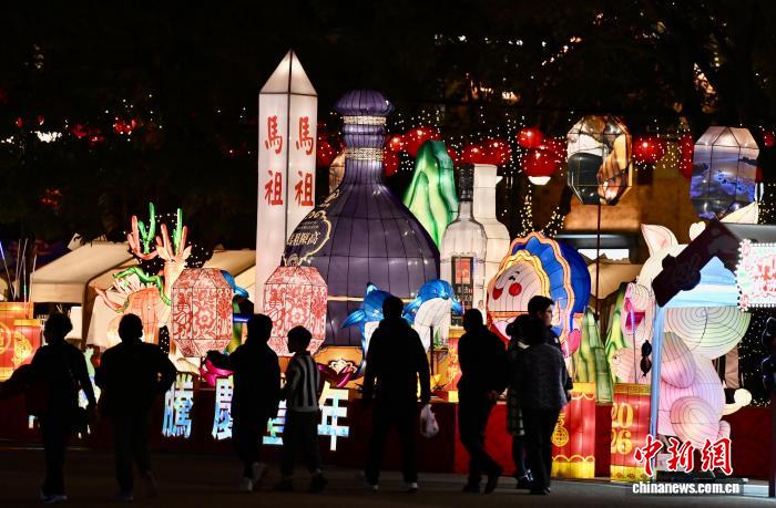 3月2日晚，福建福州中國(guó)船政文化園燈火璀璨，現(xiàn)場(chǎng)布設(shè)百余組精美燈組，將兩馬民俗、船政文化、閩臺(tái)文化與福建海洋文化融為一體。圖為馬祖燈組亮相該燈會(huì)。　中新社記者 王東明 攝