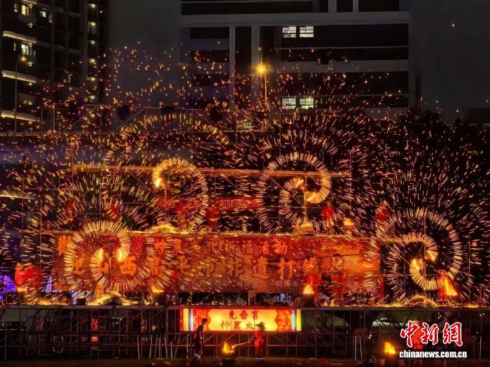 2月24日晚，來自山西高平的非物質(zhì)文化遺產(chǎn)代表性項(xiàng)目打鐵花表演在臺(tái)灣新北市大都會(huì)公園上演。中新社記者劉大煒 攝