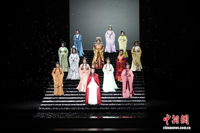 2月25日晚，浙江小百花越劇團(tuán)《我的大觀園》在桃園展演中心上演，圖為劇中賈寶玉與金陵十二釵同框場景。中新社記者 劉大煒 攝