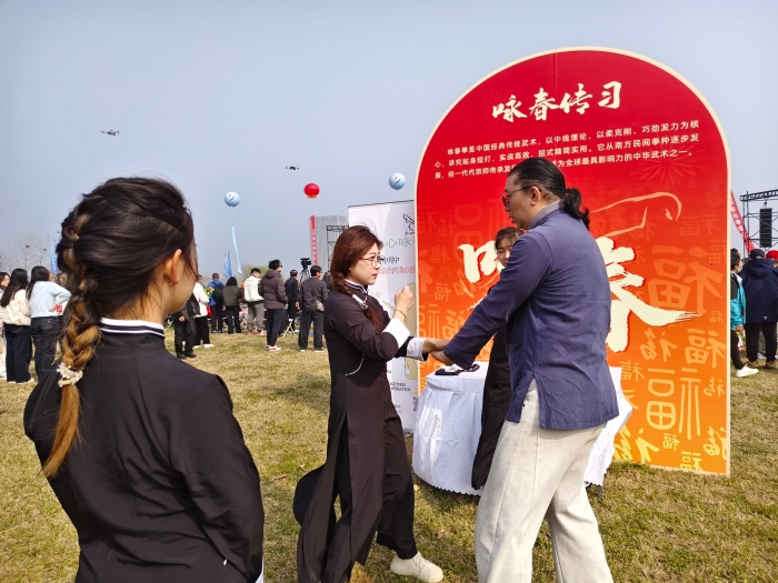 臺青石育全現(xiàn)場演示詠春拳