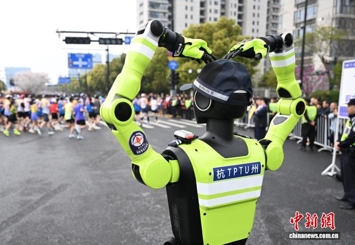 “AI交警”AR眼鏡齊亮相杭州黑科技護(hù)航城市馬拉松