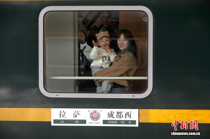 中國鐵路青藏集團(tuán)迎來清明小長假返程客流高峰